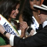 Geneviève de Fontenay présidait encore aux destinées de Miss France en 2010, quand la dame au chapeau décorait Malika Menard.
